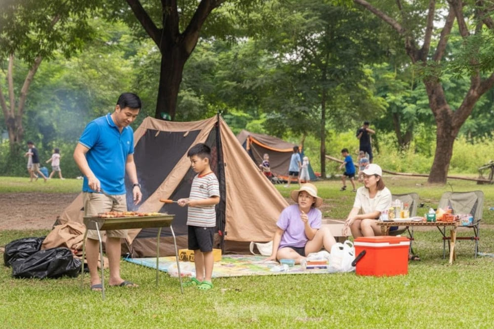 Người dân thường xuyên cắm trại tại công viên Thanh Xuân